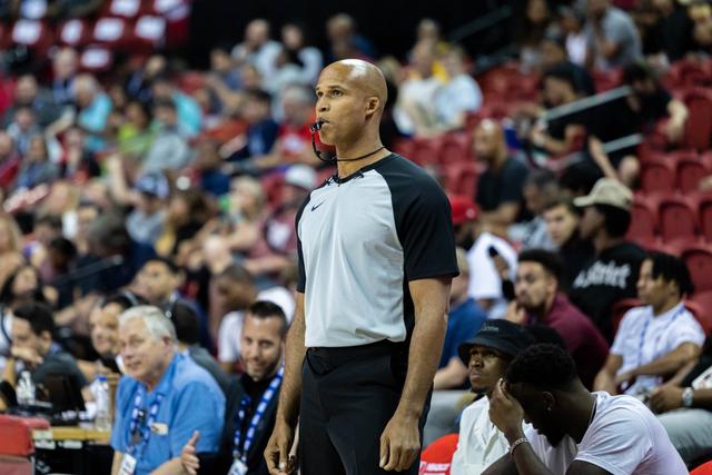 包含波特兰开拓者训练开放日，冲刺阶段防线松动引欢呼，NBA总决赛在即，团队化学反应显著的词条