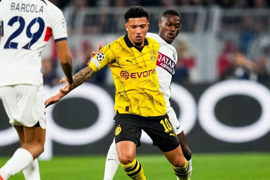 国际比赛日皇家社会调整名单以备欧冠；防线松动环节打磨；信心回归；医务组通报恢复(欧洲俱乐部足球比赛为什么不要升国旗)