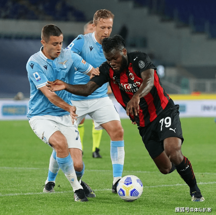 包含国际比赛日体能课后，新疆广汇内部沟通备战意甲，悬念犹存，年轻球员得到机会的词条