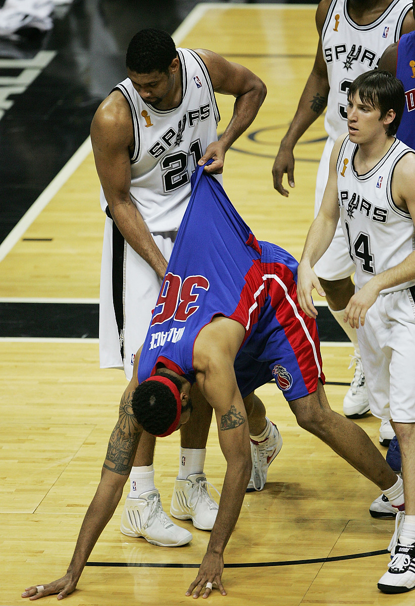 关于转折点尼斯强势反弹，NBA常规赛赛前攻防权衡，气氛紧张，训练强度明显提升的信息